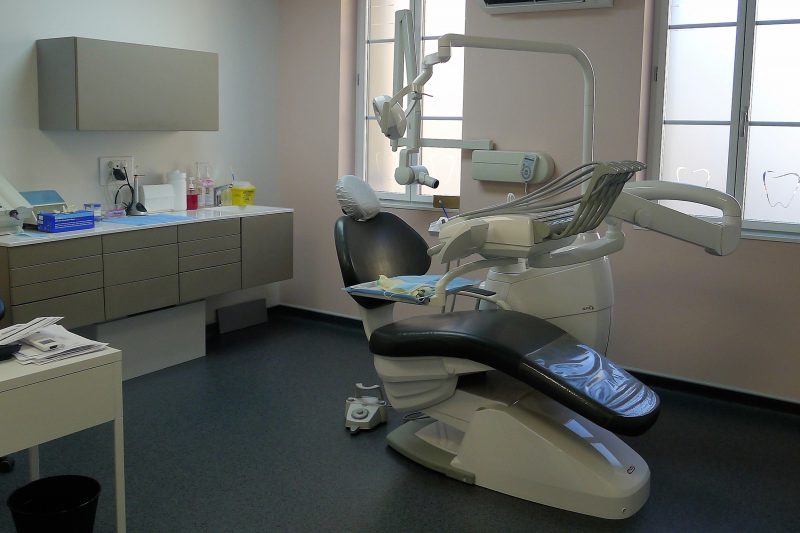 Extension et agencement d'espace d'un cabinet dentaire à Seurre - Athias architecte